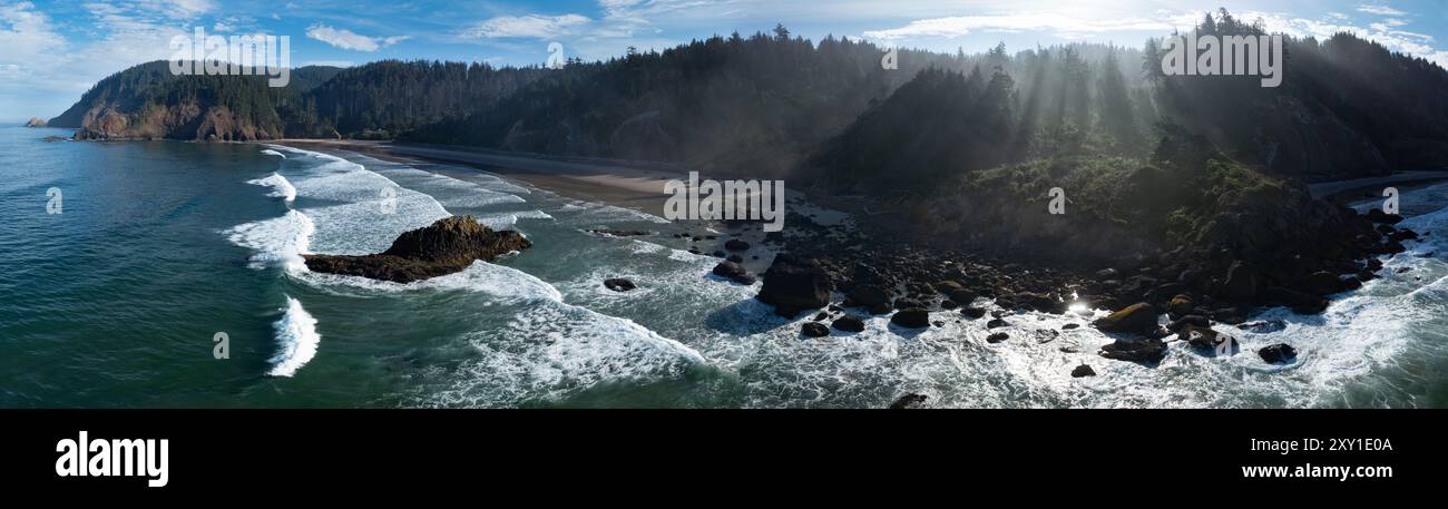 Gli aspri fondali marini si trovano appena al largo della costa panoramica dell'Oregon settentrionale, vicino a Cannon Beach. Questa splendida zona è a circa un'ora di auto da Portland. Foto Stock