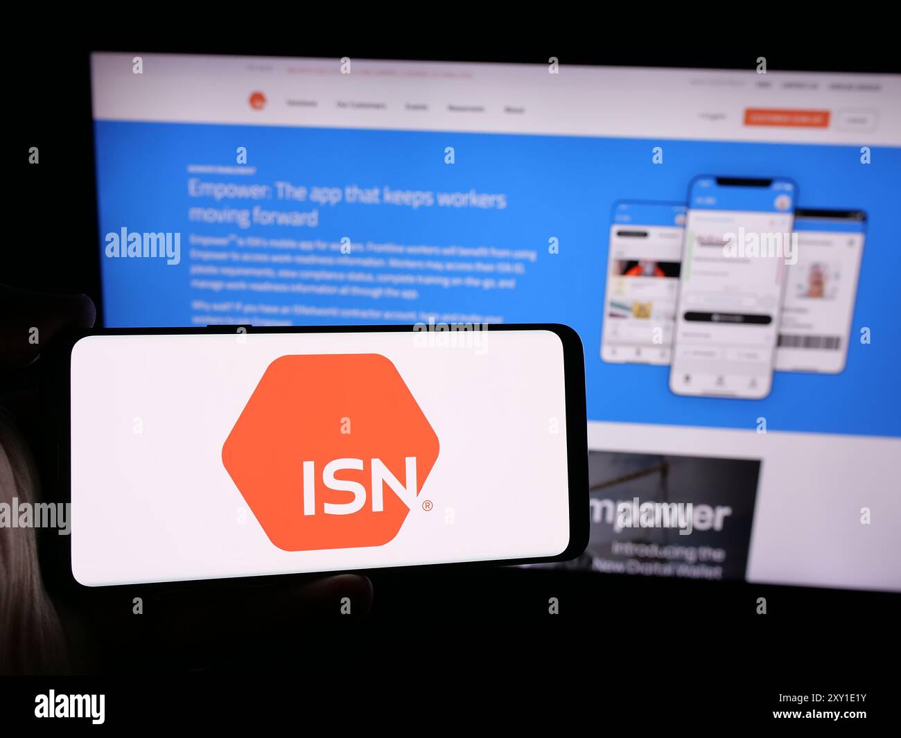 La persona che possiede uno smartphone con il logo del software in contratto con gli Stati Uniti È LA software Corporation davanti al sito Web. Mettere a fuoco il display del telefono. Foto Stock
