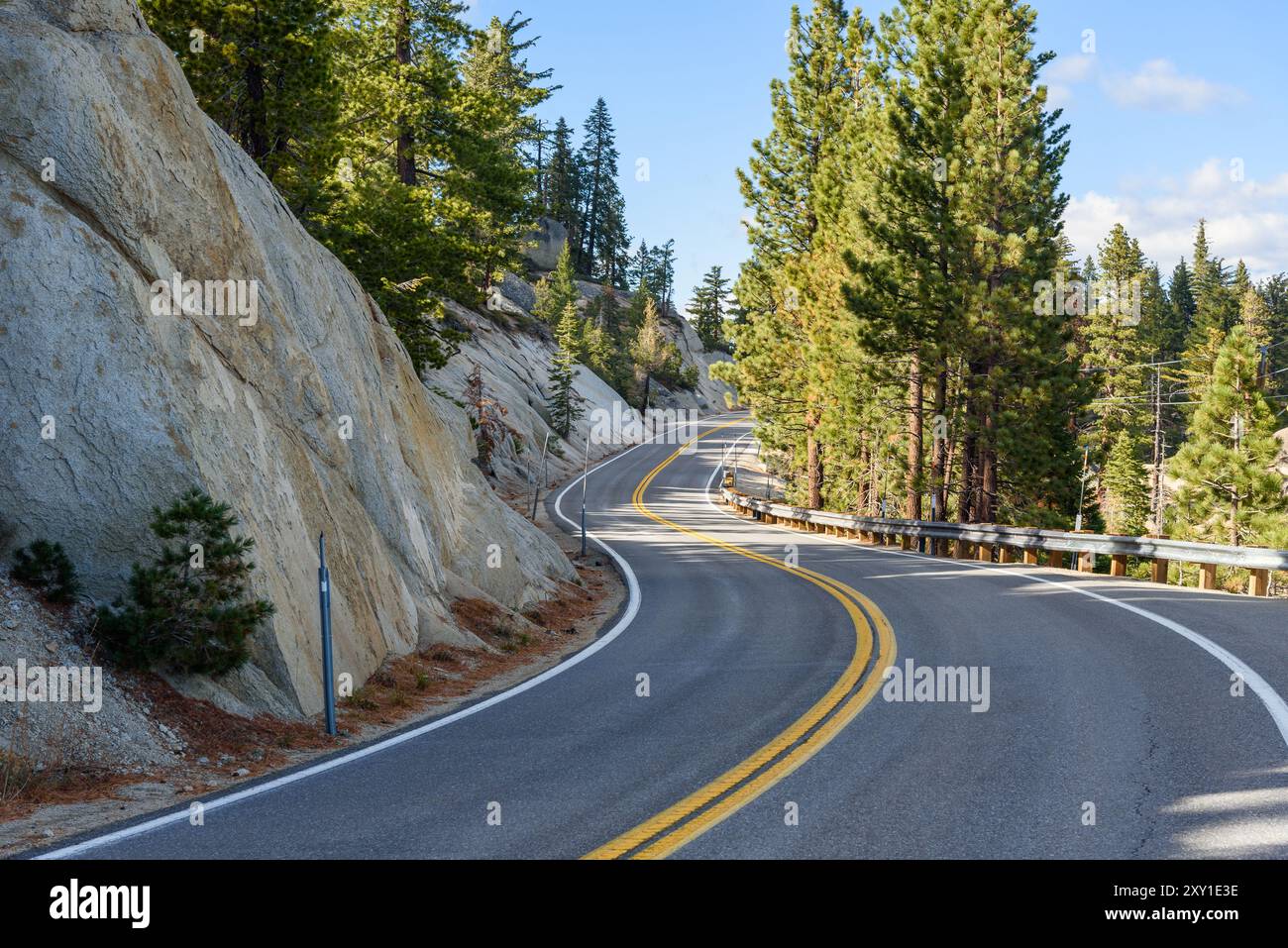 Strada di montagna deserta e tortuosa in una limpida giornata autunnale Foto Stock