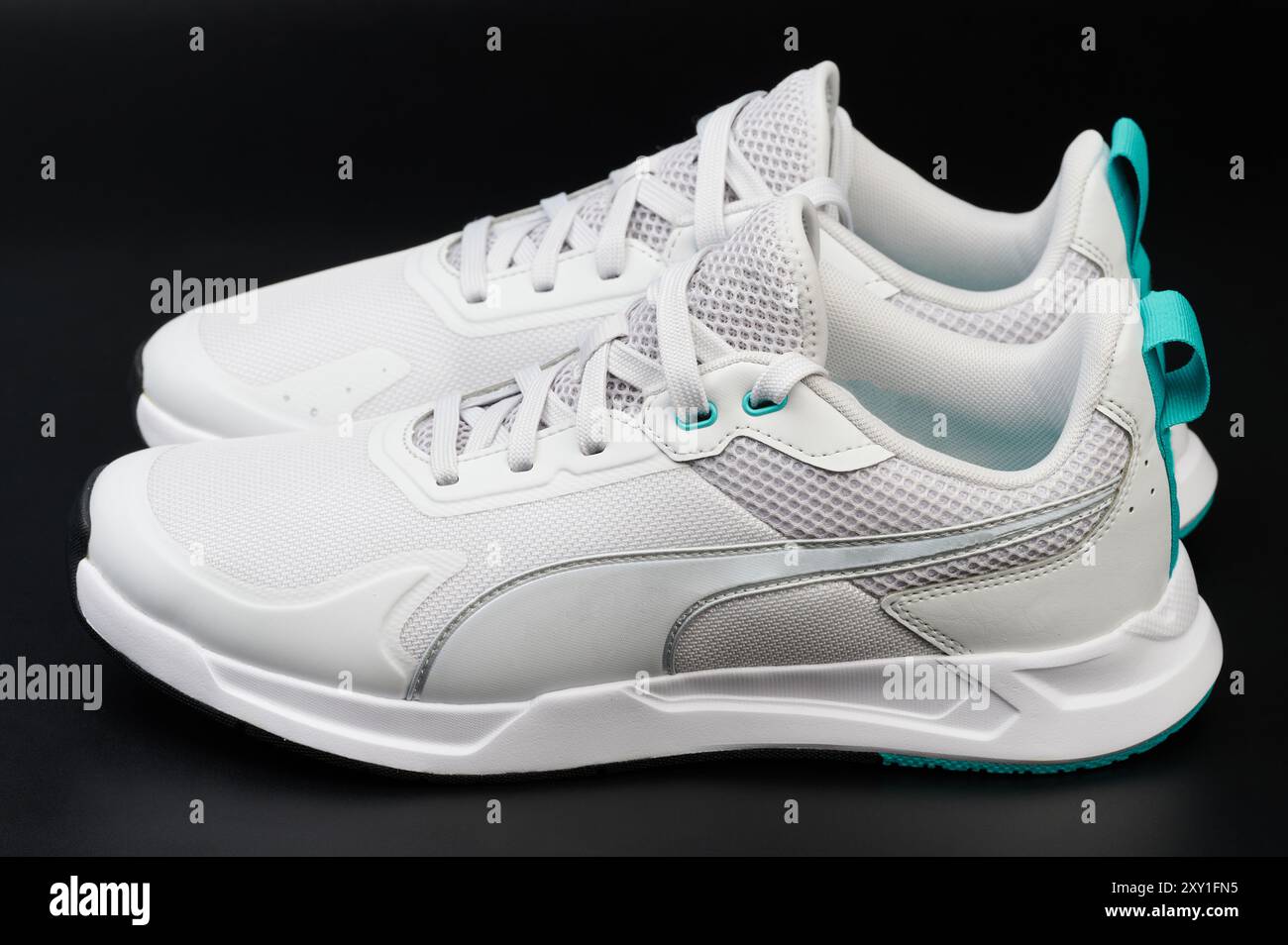 Sneaker bianche vista laterale isolata su sfondo nero Foto Stock