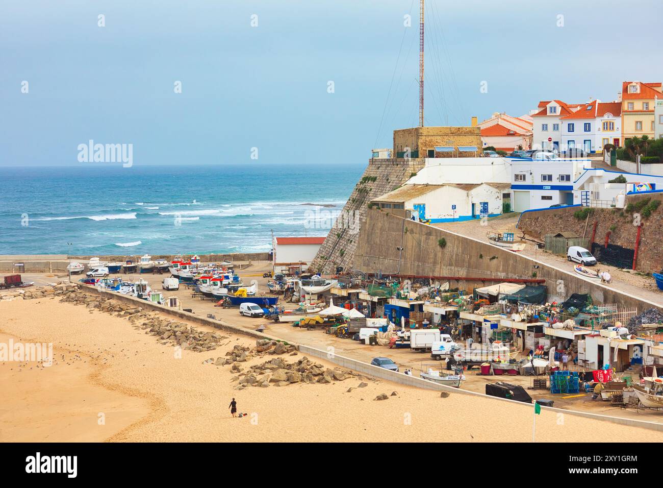 Barche da pesca a Praia dos Pescadores (spiaggia dei pescatori) sulla costa atlantica del Portogallo, Ericeira, Mafra, Portogallo Foto Stock
