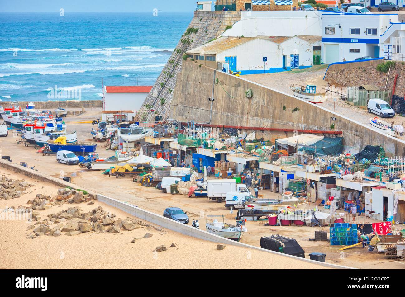 Barche da pesca a Praia dos Pescadores (spiaggia dei pescatori) sulla costa atlantica del Portogallo, Ericeira, Mafra, Portogallo Foto Stock