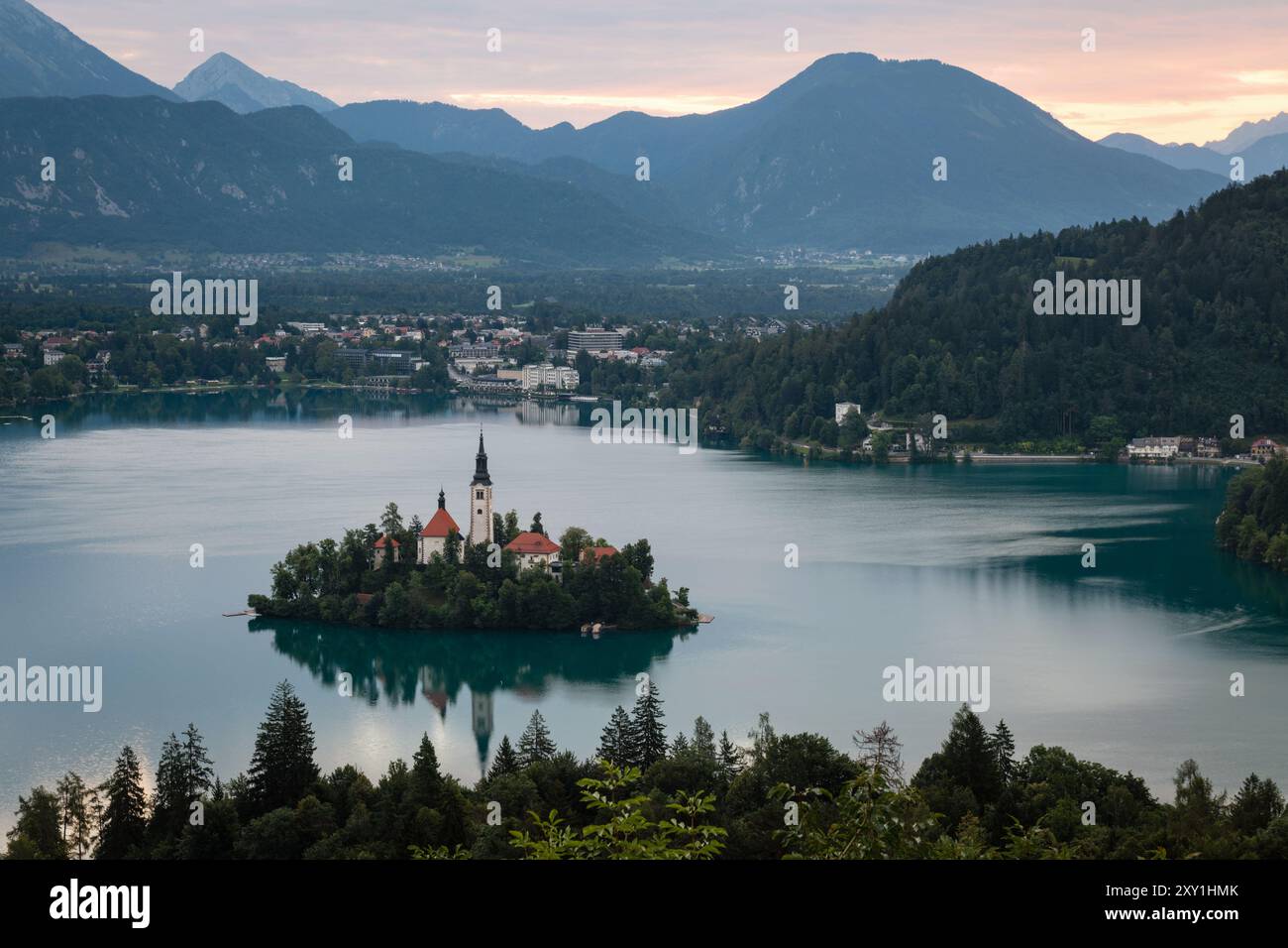 Alba sullo splendido lago di montagna di Bled, Slovenia Foto Stock