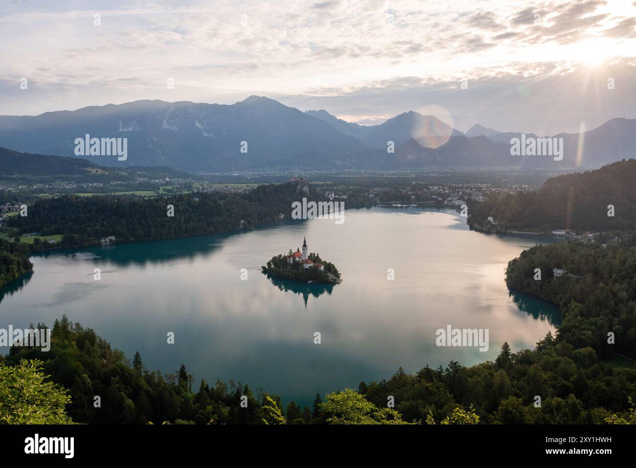 Alba sullo splendido lago di montagna di Bled, Slovenia Foto Stock