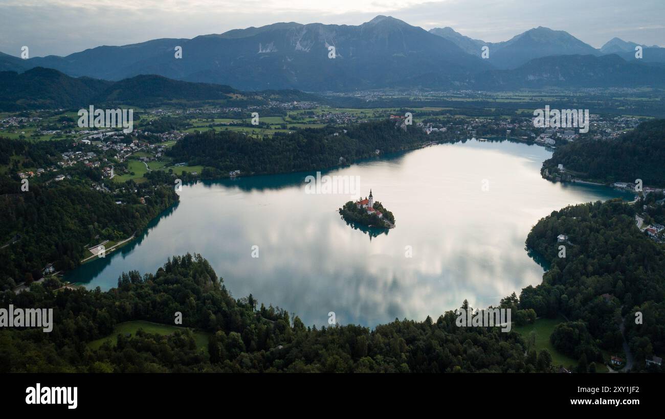 Alba sullo splendido lago di montagna di Bled, Slovenia Foto Stock