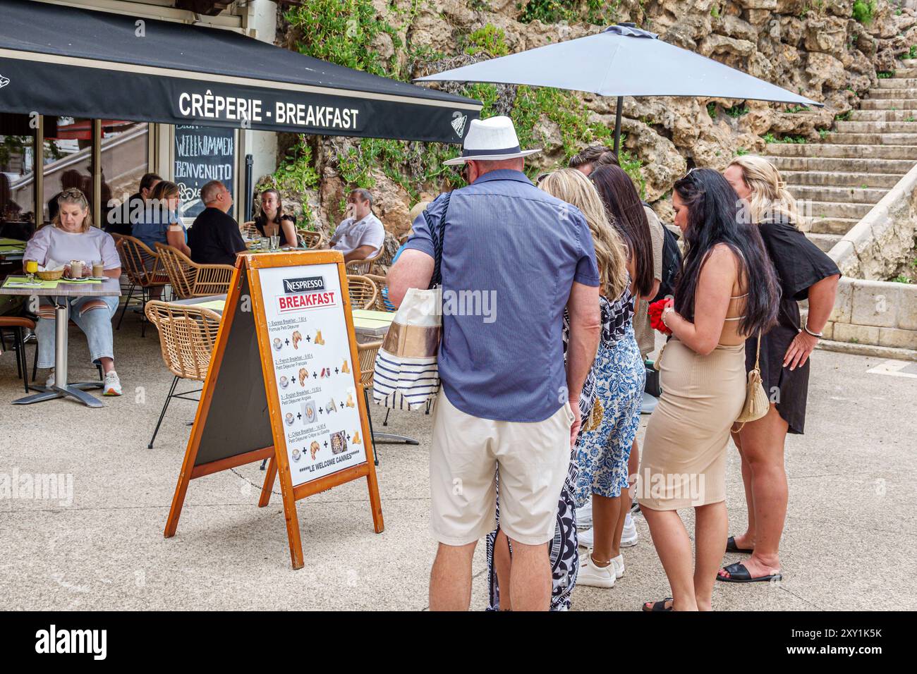 Cannes Francia, quartiere vecchio le Suquet, Rue de la Rampe, le Melting Pot, ristorante per colazione creperie, cena all'aperto, uomo donna coppia, Europa francese euro Foto Stock