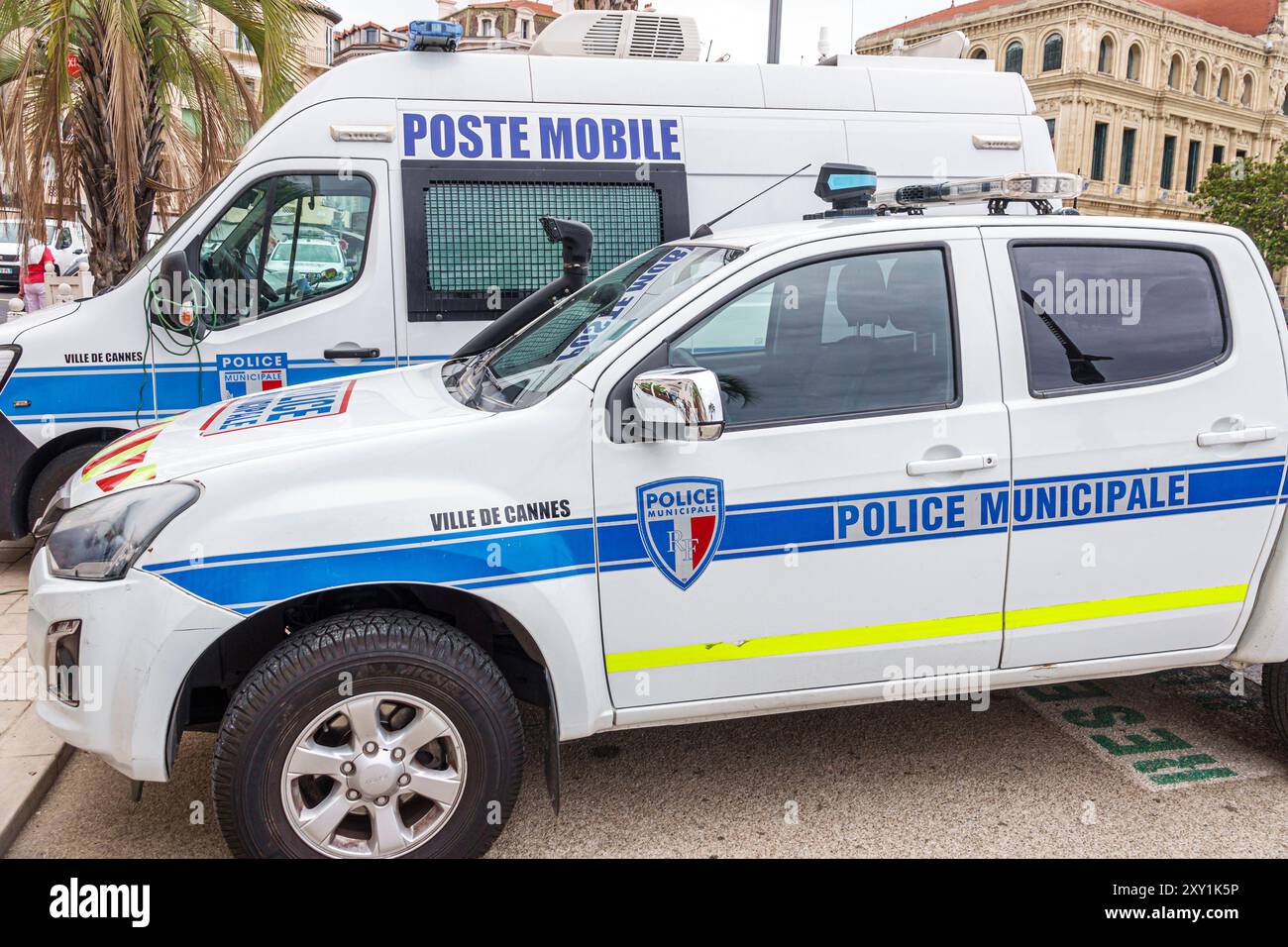 Cannes Francia, quartiere vecchio le Suquet, Quai Saint-Pierre, furgone della polizia municipale parcheggiato, Europa francese europea, i visitatori viaggiano verso Foto Stock