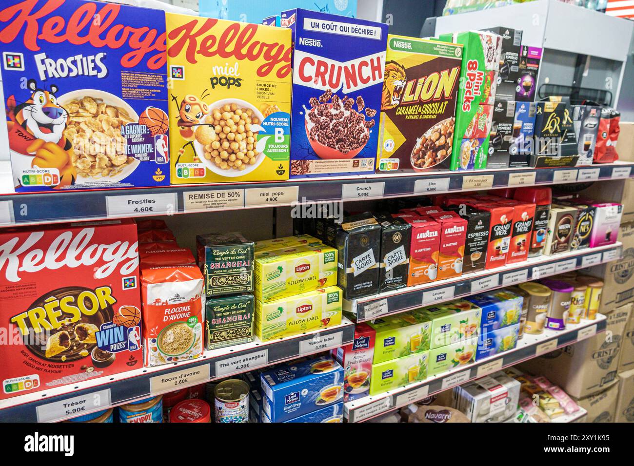 Cannes, Francia, quartiere vecchio le Suquet, Rue Georges Clemenceau, Express Market, negozio di alimentari, interno, vendita di scaffali, cereali per la colazione, Kellogg' Foto Stock
