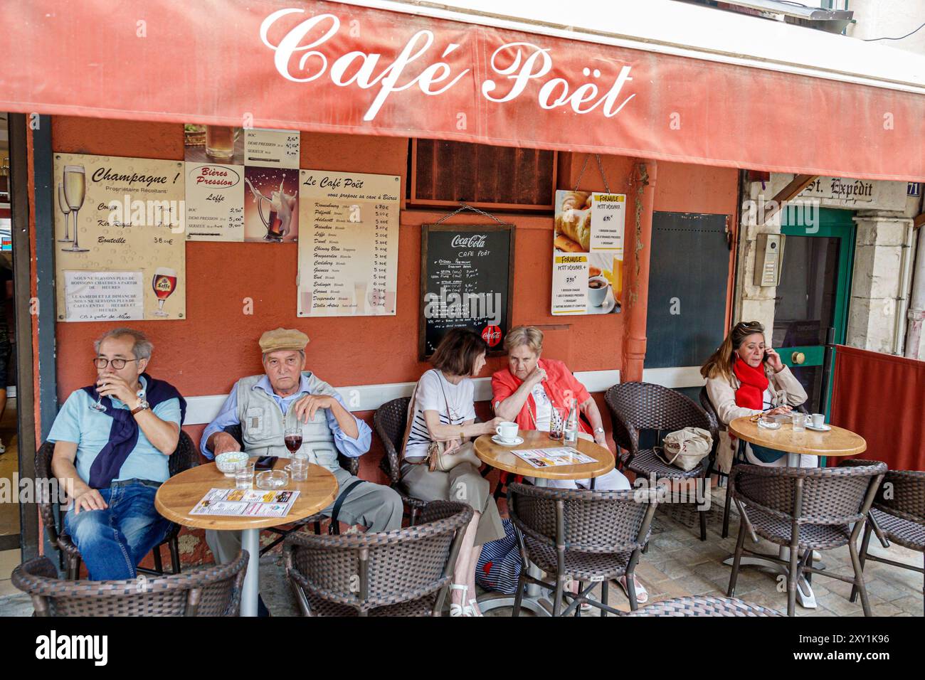 Cannes Francia, quartiere vecchio le Suquet, centro Croisette, Rue Felix Faure, Cafe Poet, quartiere commerciale, uomini anziani donne, cena all'aperto, francese euro Foto Stock