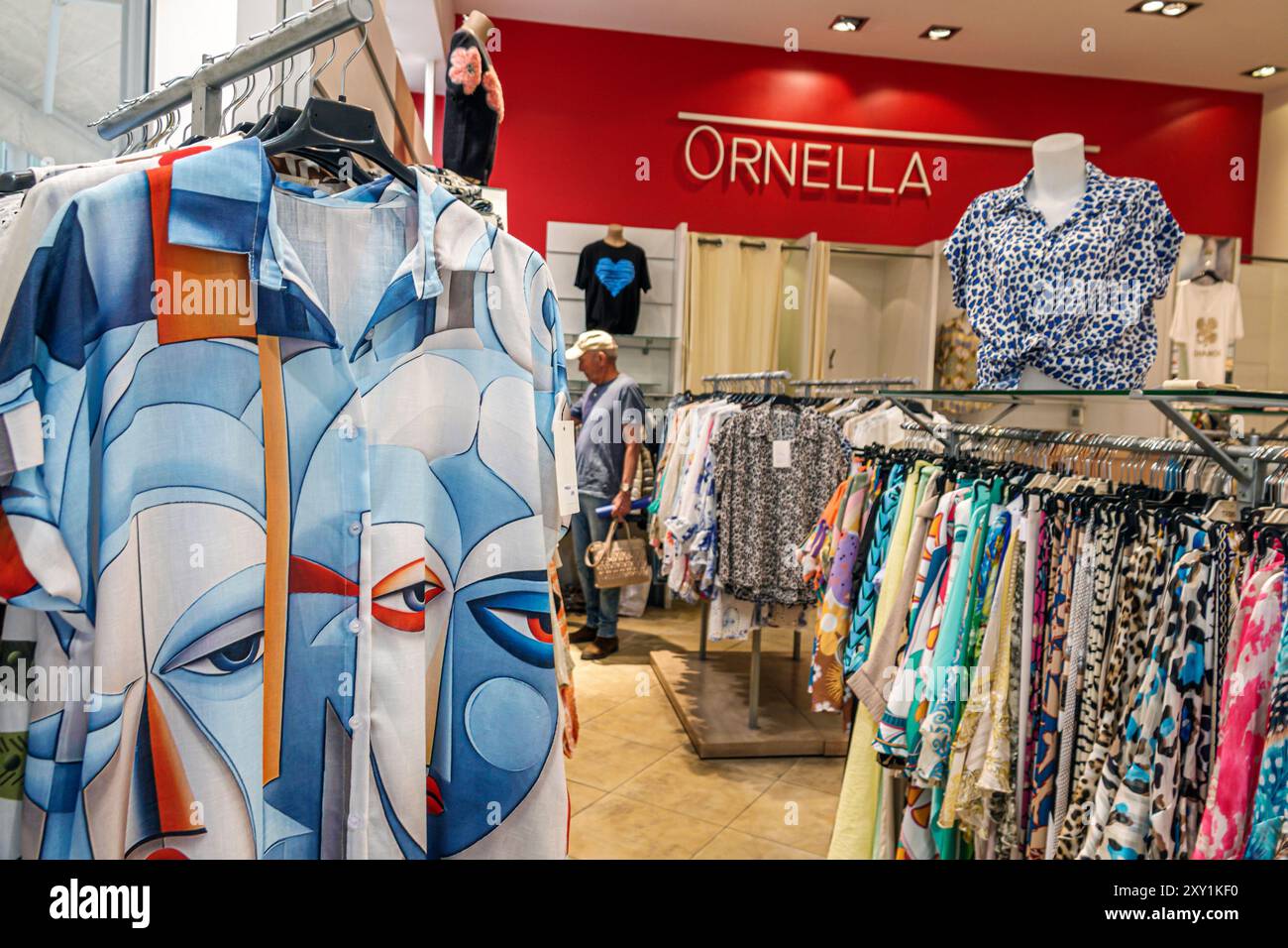 Cannes, Francia, quartiere vecchio le Suquet, Centro Croisette, Rue Meynadier, quartiere commerciale, strada pedonale, negozio di abbigliamento donna Ornella, all'interno Foto Stock