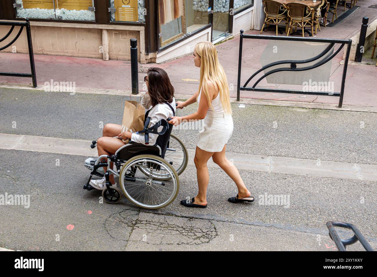 Cannes Francia,Centro Croisette,quartiere commerciale dello shopping,Cannes Francia,Centro Croisette,Piazza Merimee,donna disabili,frie Foto Stock