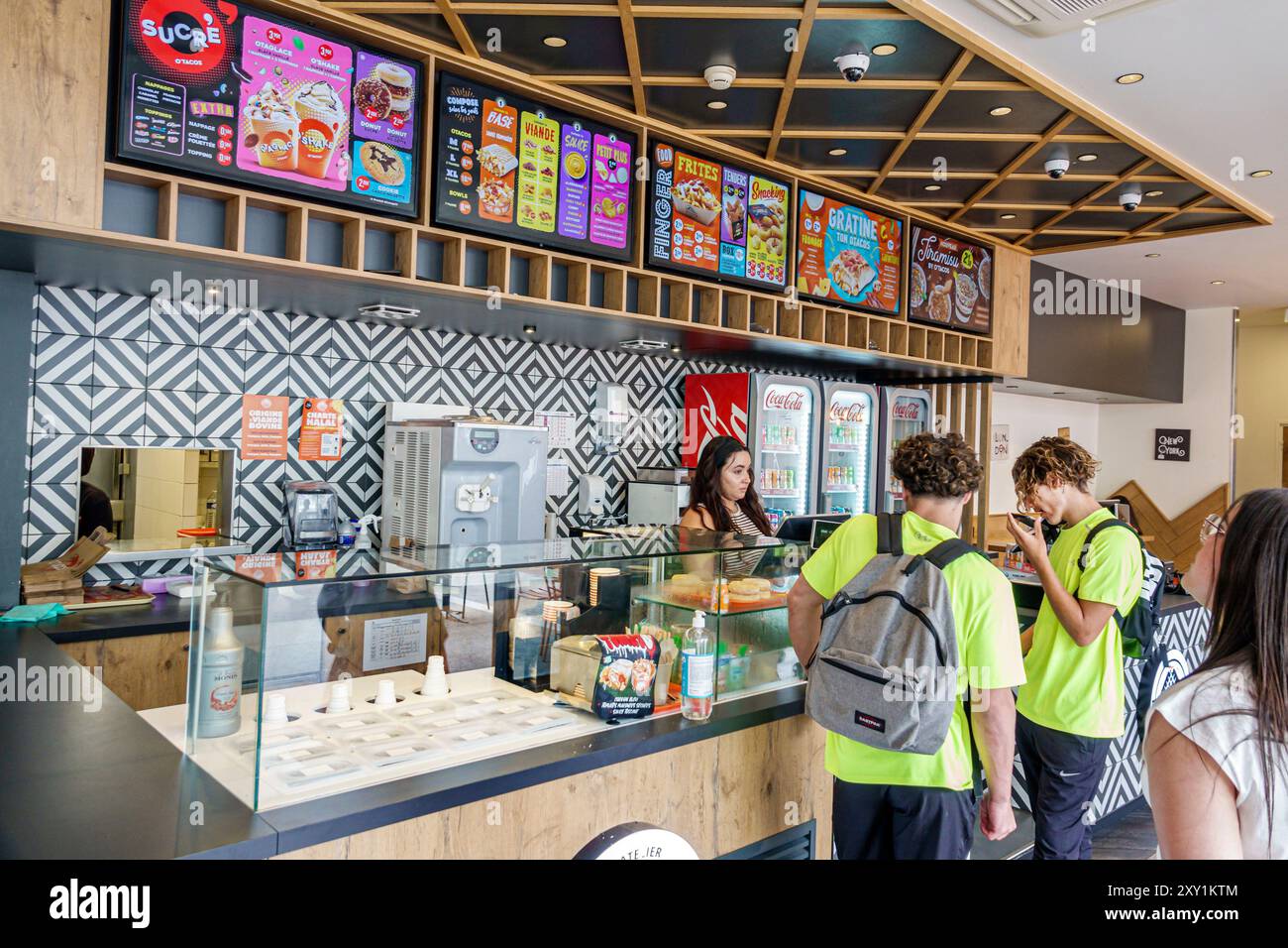 Cannes, Francia, Centro Croisette, quartiere commerciale, Place la Garre, fast food messicano o'Tacos, interni, lavoratore al banco, tee Foto Stock