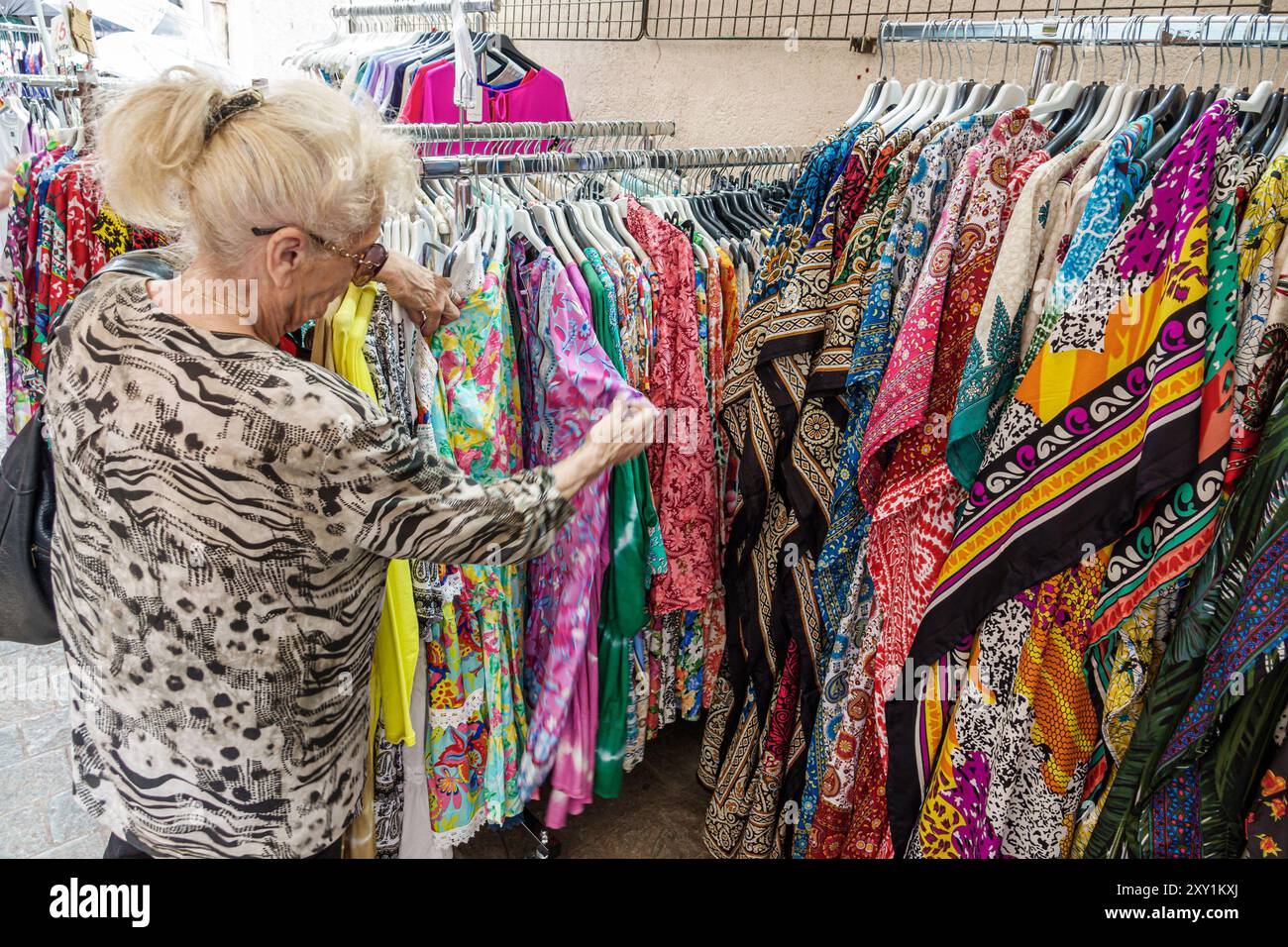 Cannes Francia,le Suquet Old Quarter,Rue Felix Faure,interni,business store,vendita esposizioni,donna anziana,shopping di abbigliamento femminile,Europa francese E. Foto Stock