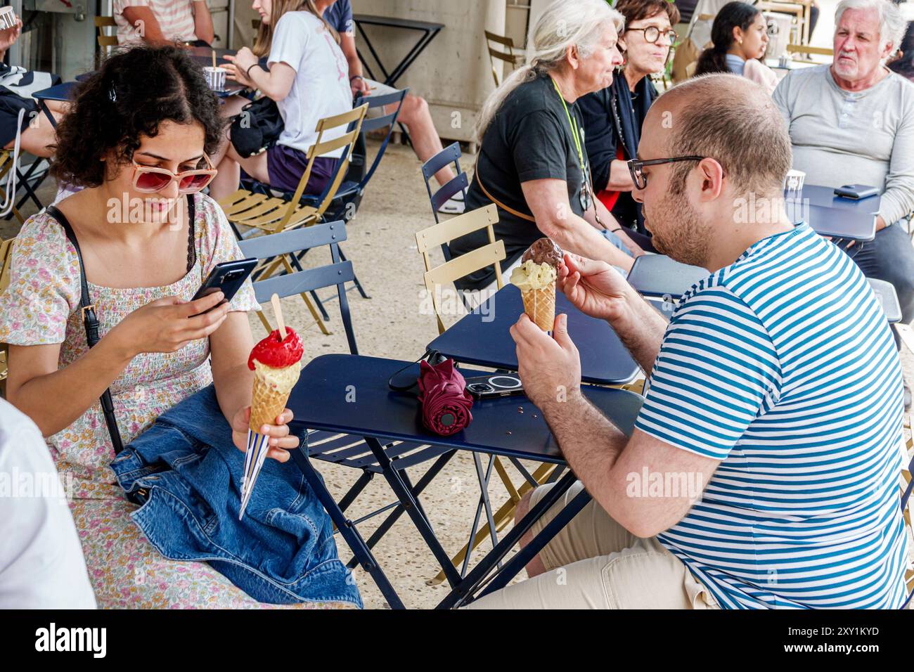 Cannes, Francia, il quartiere vecchio le Suquet, Rue Felix Faure, McDonald's fast food, ristorante McCafe, donna uomo coppia, mangiare un gelato, ecc. Foto Stock