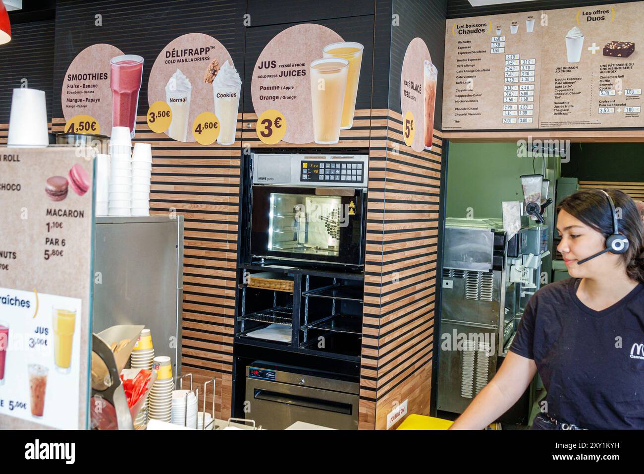 Cannes, Francia, quartiere vecchio le Suquet, Rue Felix Faure, fast food McDonald's, ristorante McCafe, menu al banco, dessert, bevande fredde, frullati, ghiaccio, ecc. Foto Stock