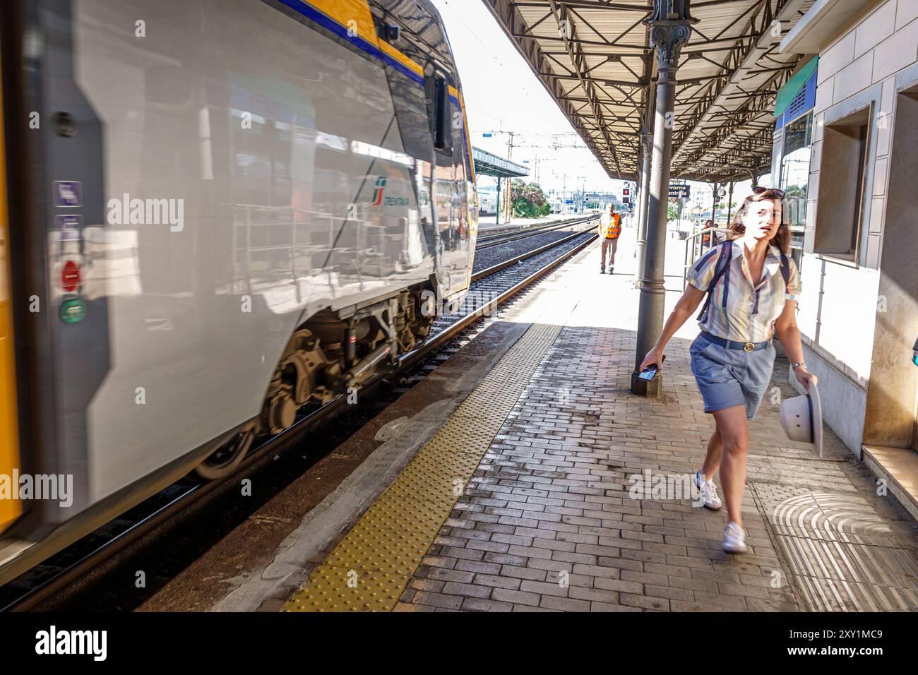 Livorno Italia, Piazza Dante, stazione ferroviaria centrale di Livorno, piattaforma passeggeri donna, corsa per prendere Trenitalia, Italia Europa europea Foto Stock