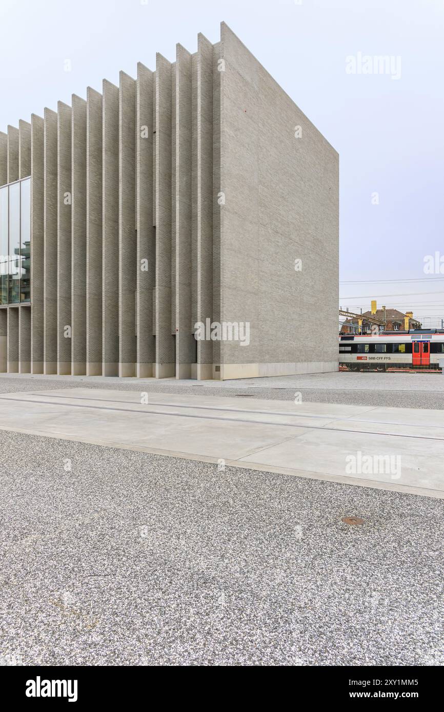 Il binario 10 riunisce le belle arti, la fotografia e l'arte contemporanea su un terreno precedentemente utilizzato come capannone di riparazione ferroviario vicino alla stazione di Losanna. Foto Stock