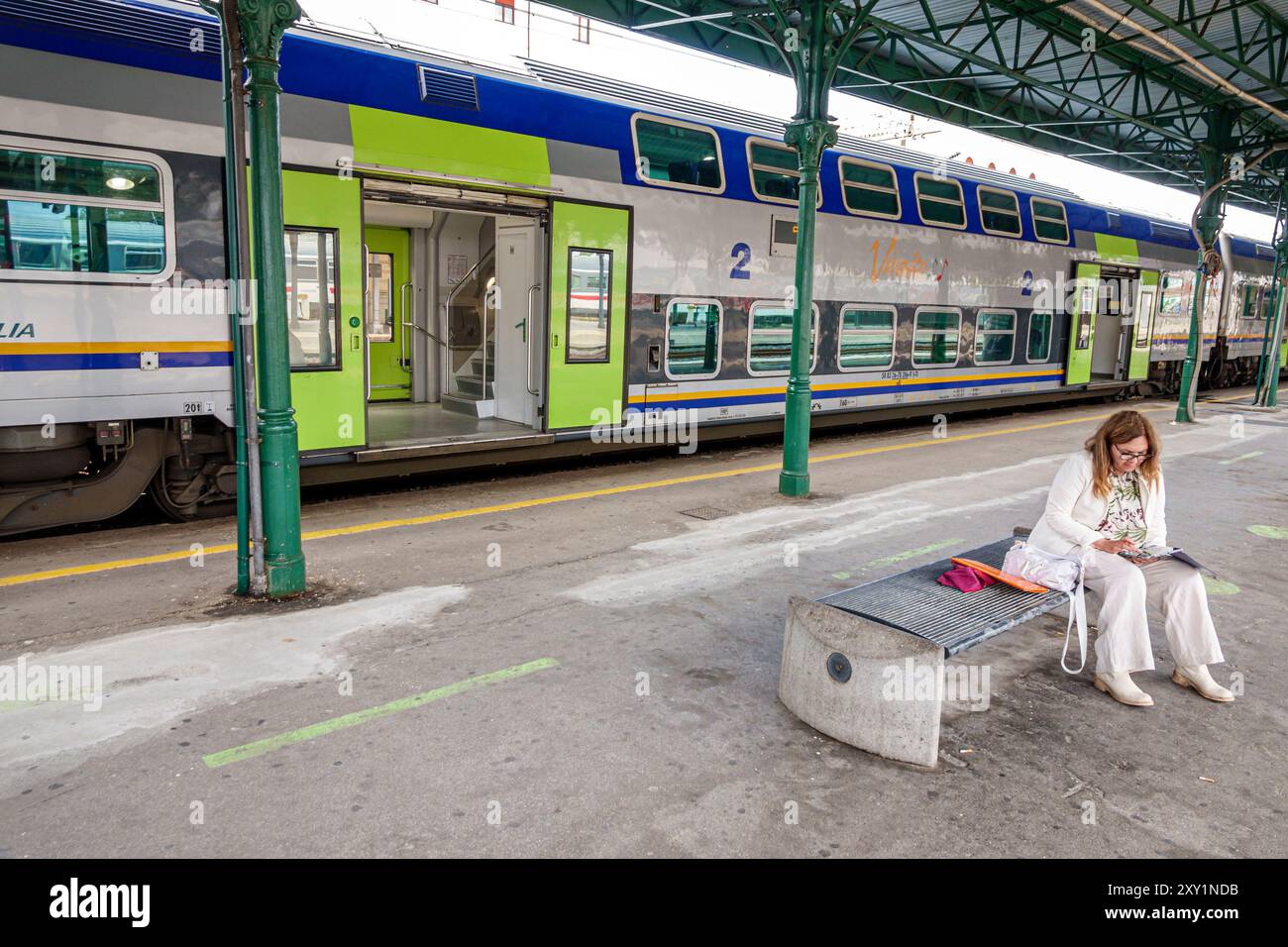 Livorno Italia, Piazza Dante, stazione ferroviaria centrale di Livorno, passeggero donna in attesa, pullman Trenitalia da Pisa, Europa Italiana europea europea e Foto Stock