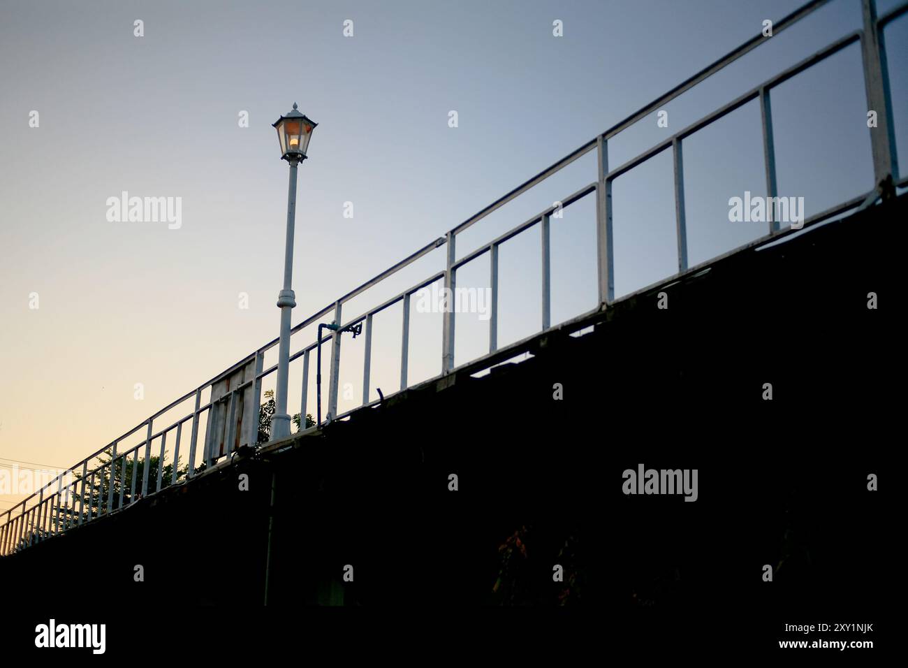 Lampione d'epoca nel ponte Foto Stock