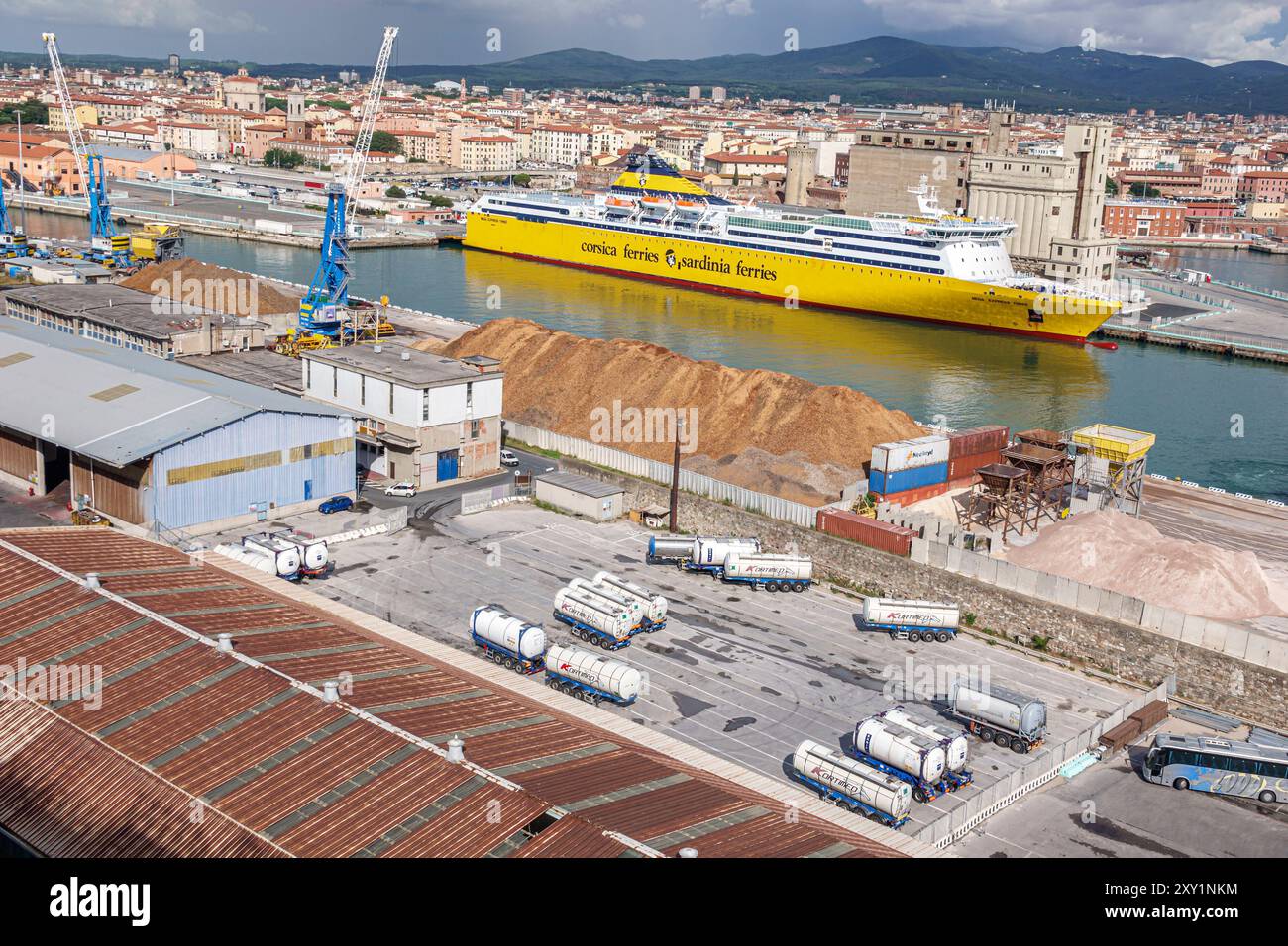 Livorno Italia,Porto di Livorno,Mar Mediterraneo,sabbia industriale,Mega Express Three,Corsica-Sardegna Ferries,sollevamento gru,skyline della città,Italian e Foto Stock