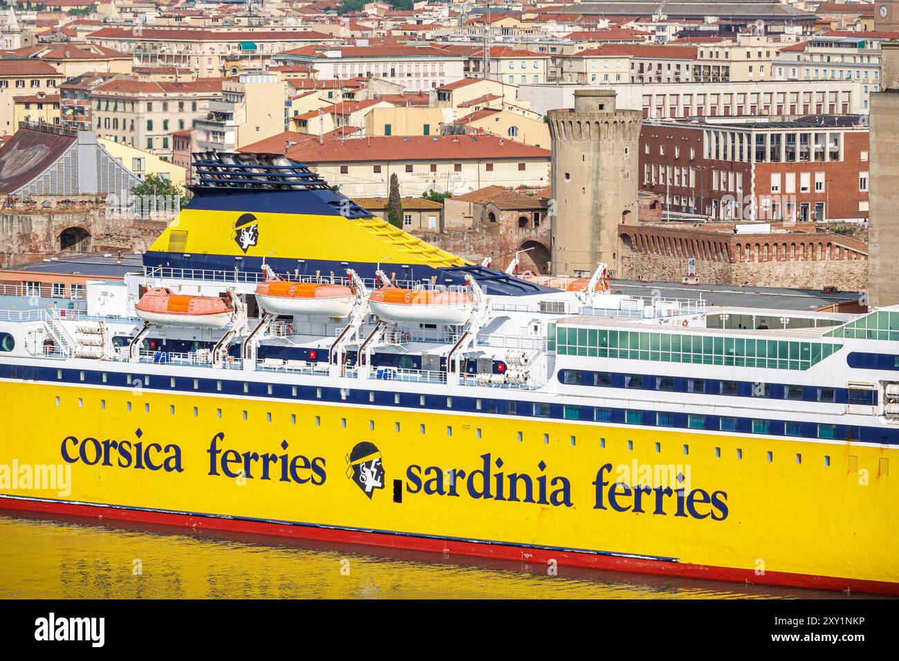 Livorno Italia,Porto di Livorno,Mar Mediterraneo,Mega Express Three,traghetti Corsica-Sardegna,skyline della città,Italia Europa Europa Europa Europa Europa Europa,i visitatori viaggiano tr Foto Stock