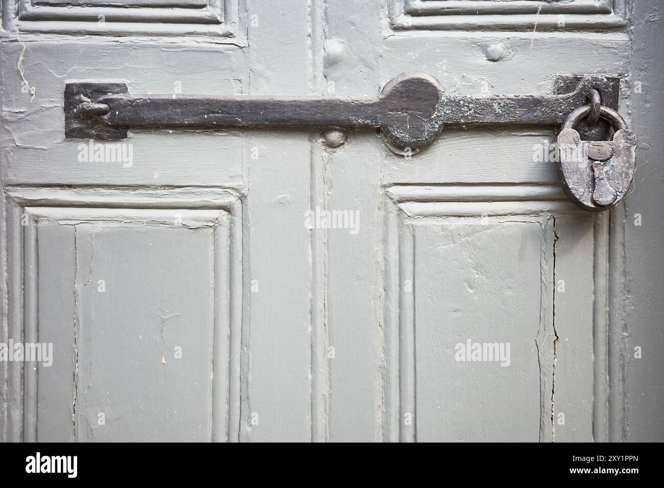 Un grande lucchetto e bar all'esterno di una porta a Stamford, Inghilterra. Foto Stock