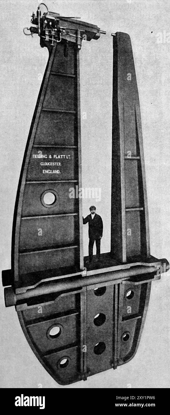 Rivettatrice per caldaie locomotive Fielding and Platt (Gloucester, Inghilterra). Questa fotografia proviene da un'ampia selezione di illustrazioni ingegneristiche e di foto stampate che sono state originariamente pubblicate nel 1936. Le dimensioni e la qualità degli originali variano notevolmente. Foto Stock