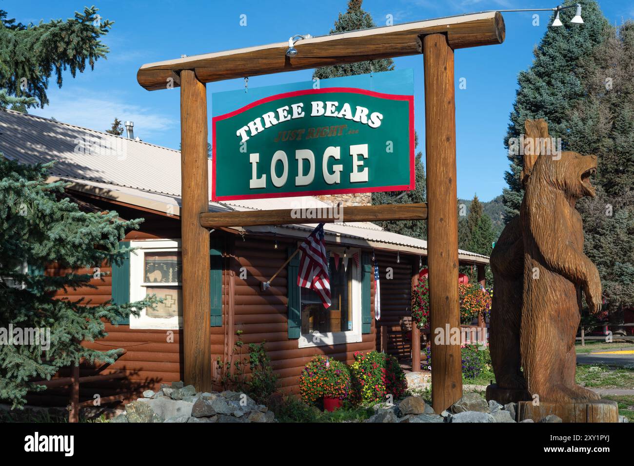 Three Bears Lodge, con un grande orso in legno intagliato, Red River, New Mexico, USA. Foto Stock