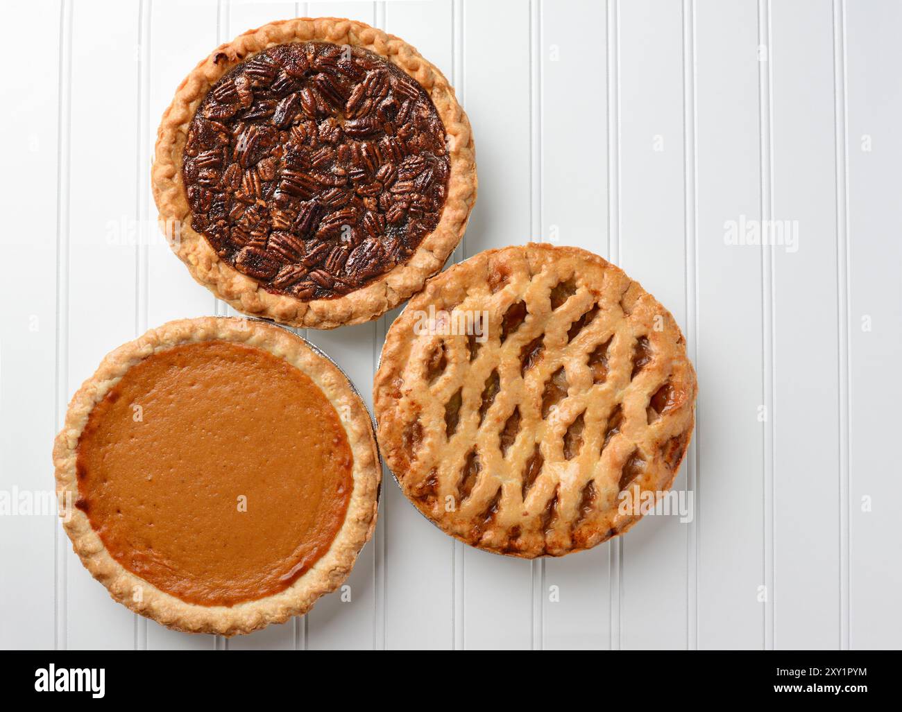 Tre torte, mela, zucca e pecan. Le torte sono i dessert preferiti per le festività americane, il Ringraziamento e il Natale. Scatto orizzontale ad angolo alto wi Foto Stock