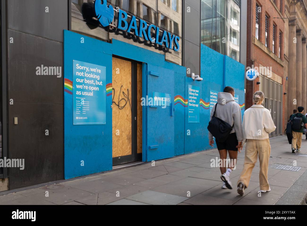 Barclays Bank Manchester Mosley Street Branch con accantonamenti blu che coprono le finestre a seguito delle proteste pro-Palestina. Foto Stock