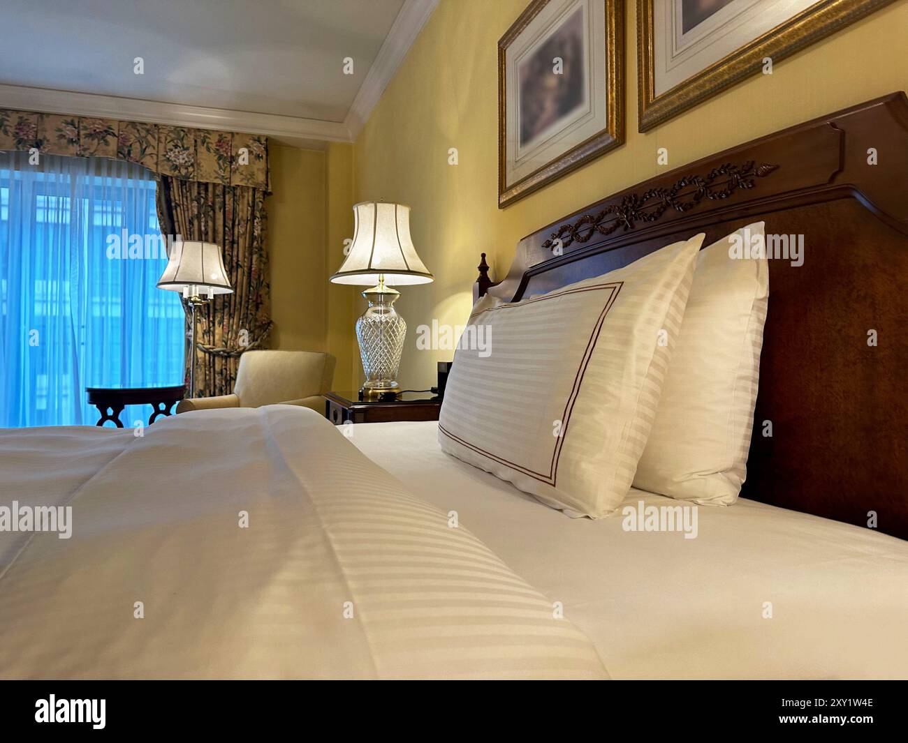 Letto grande e comodo con biancheria da letto di lusso in camera Foto Stock
