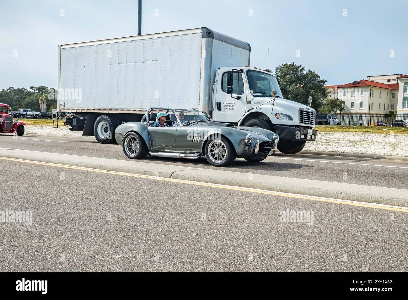 Gulfport, MS - 5 ottobre 2023: Vista grandangolare dell'angolo anteriore di una Shelby Cobra MK III 427 Roadster del 1965 in una mostra automobilistica locale. Foto Stock