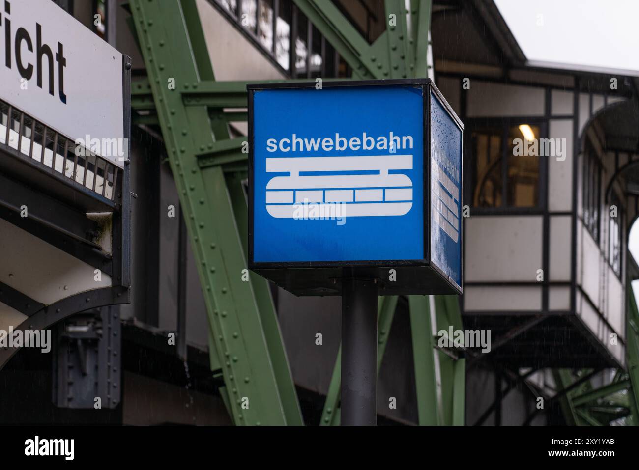 Wuppertal, Renania settentrionale-Vestfalia, Germania 11 marzo 2024. Stazione ferroviaria Overground. Cartello Schwebebahn. Foto Stock