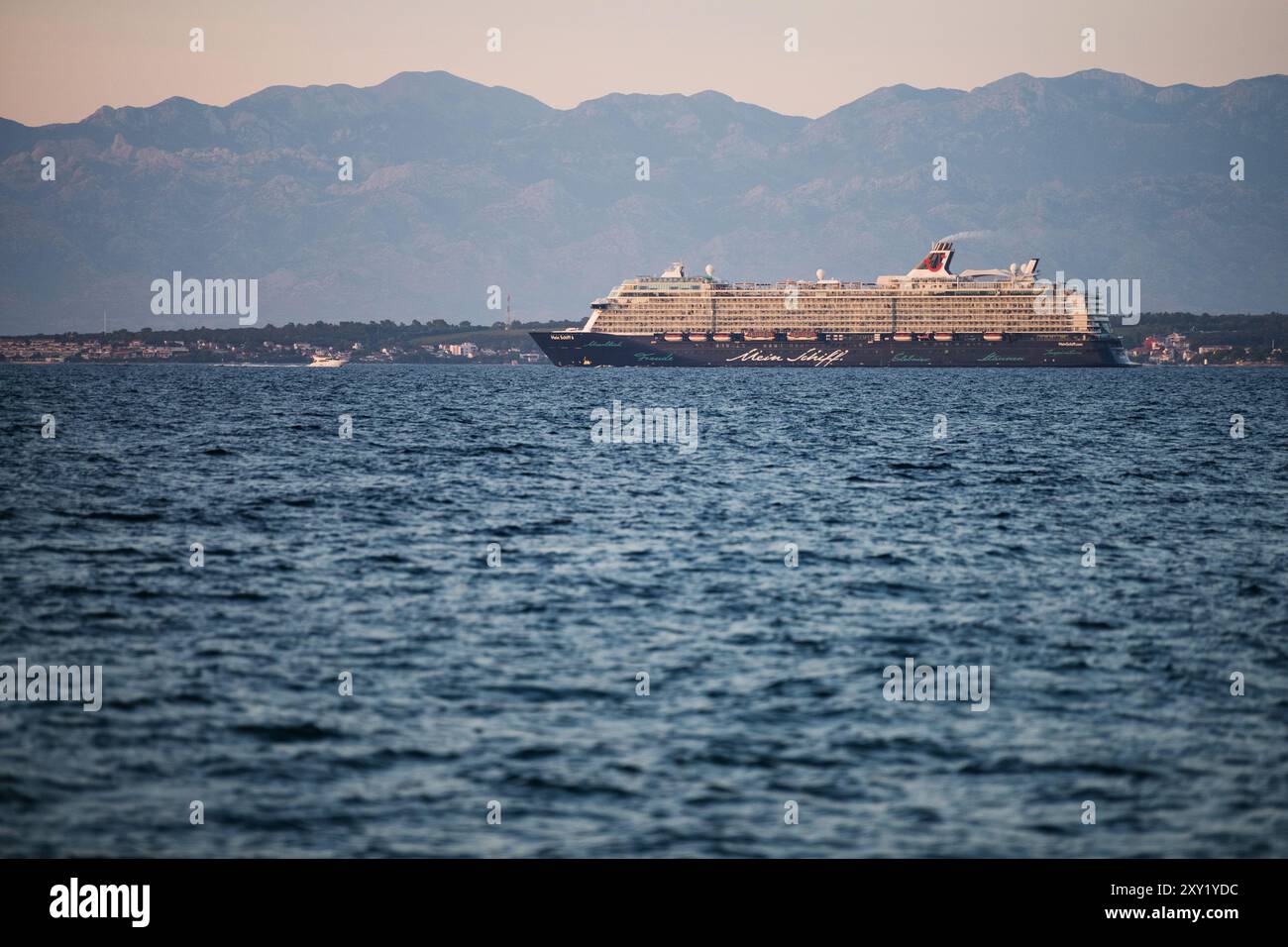ZARA, CROAZIA - 9 agosto 2024: La Mein Schiff 6 (TUI Cruises) parte da Zara al crepuscolo, Croazia Foto Stock
