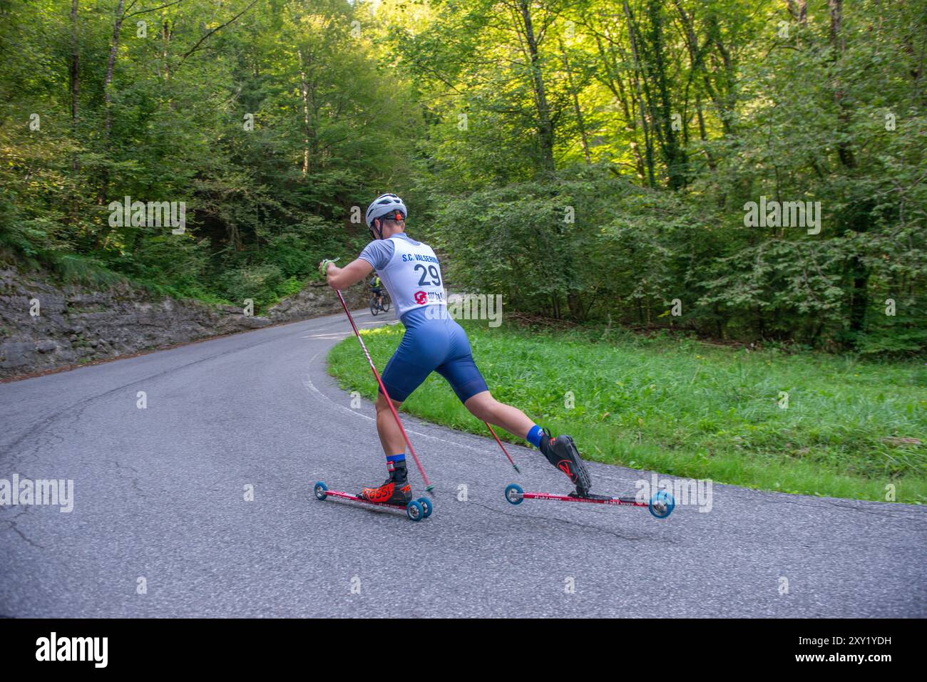 Serina Italia 25 agosto 2024: Allenamento di sci di fondo con skipass per prepararsi alla stagione invernale di gare di sci di fondo Foto Stock