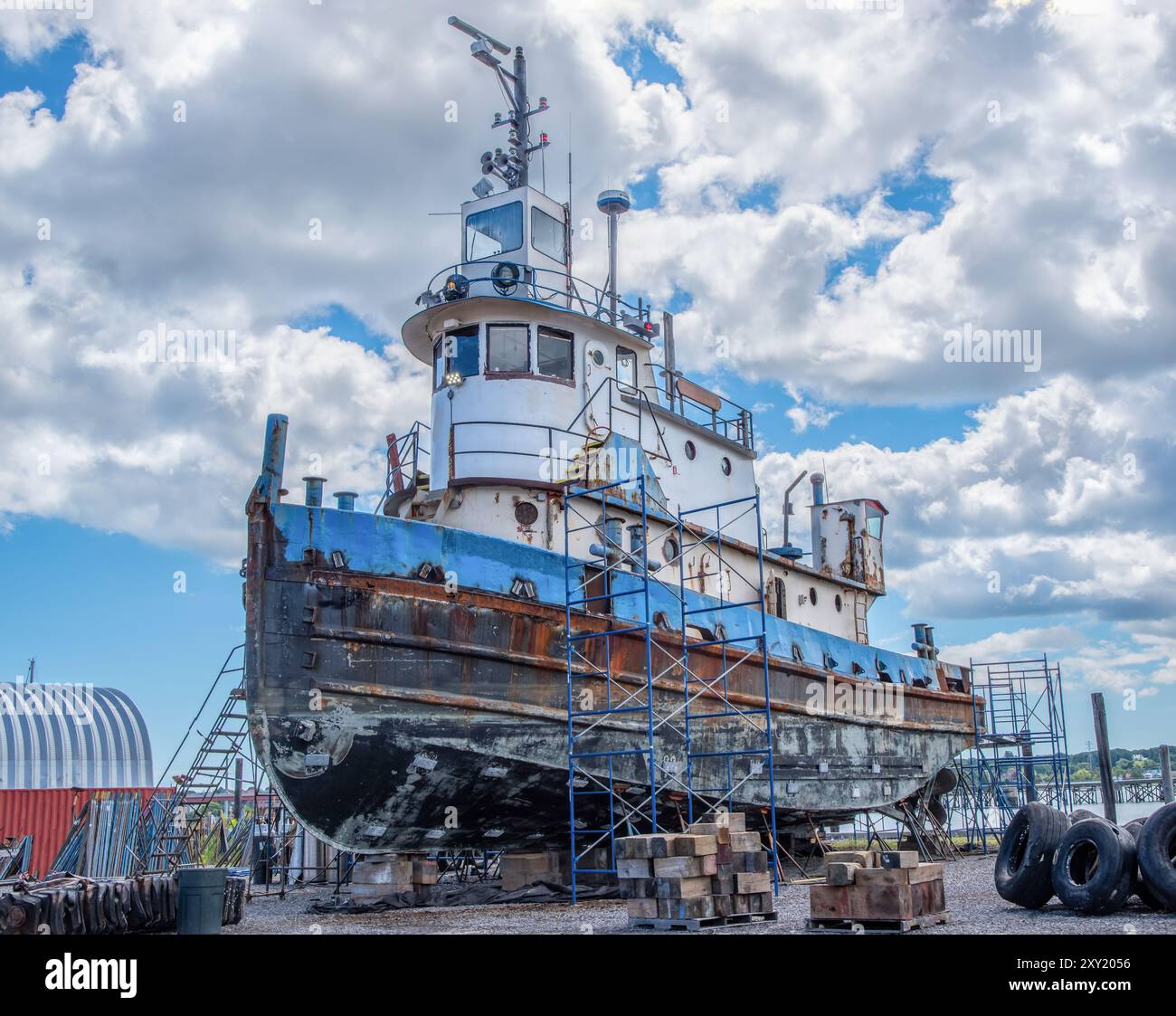 Restauro di tugboat: Un vecchio rimorchiatore riceve le necessarie riparazioni in un cantiere navale del New England. Foto Stock