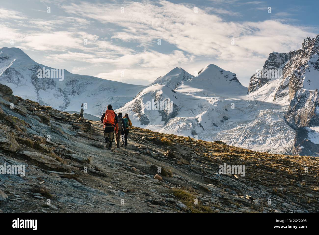 Gruppo di escursionisti in spalla sulla cima alpina tra le alpi svizzere a Zermatt, Svizzera Foto Stock