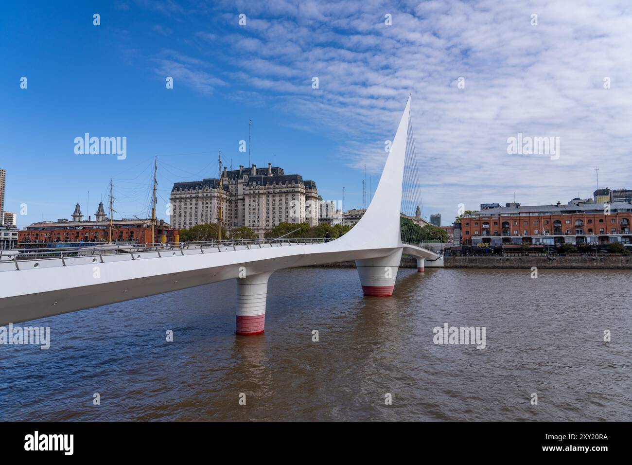 La Puente de la Mujer o il Ponte delle donne sul molo 3 a Puerto Madero, Buenos Aires, Argentina. Dietro c'è il Libertador Building, sede centrale di Foto Stock