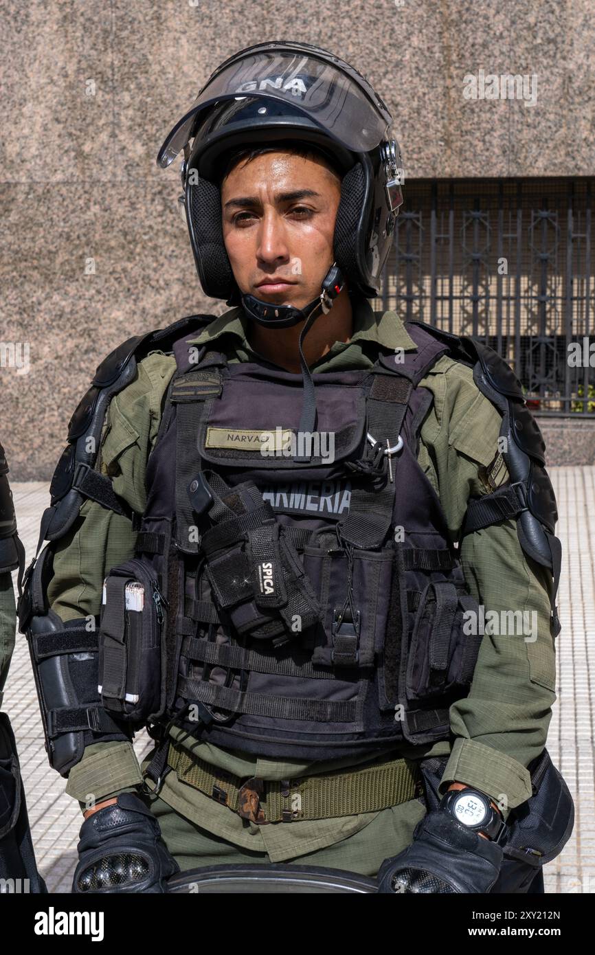 Il poliziotto antisommossa della Gendarmeria Nazionale Argentina si preparò a mantenere la pace durante una manifestazione a Buenos Aires, Argentina. Foto Stock