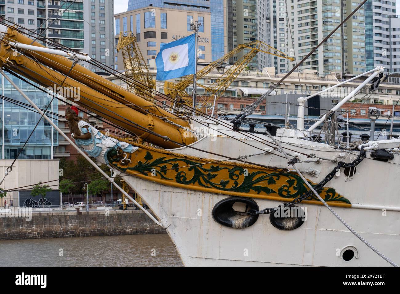 Vista dettagliata della prua e della figura dell'ARA Presidente Sarmiento, una nave museo a Puerto Madero, Buenos Aires, Argentina. Il jack navale Argenine Foto Stock