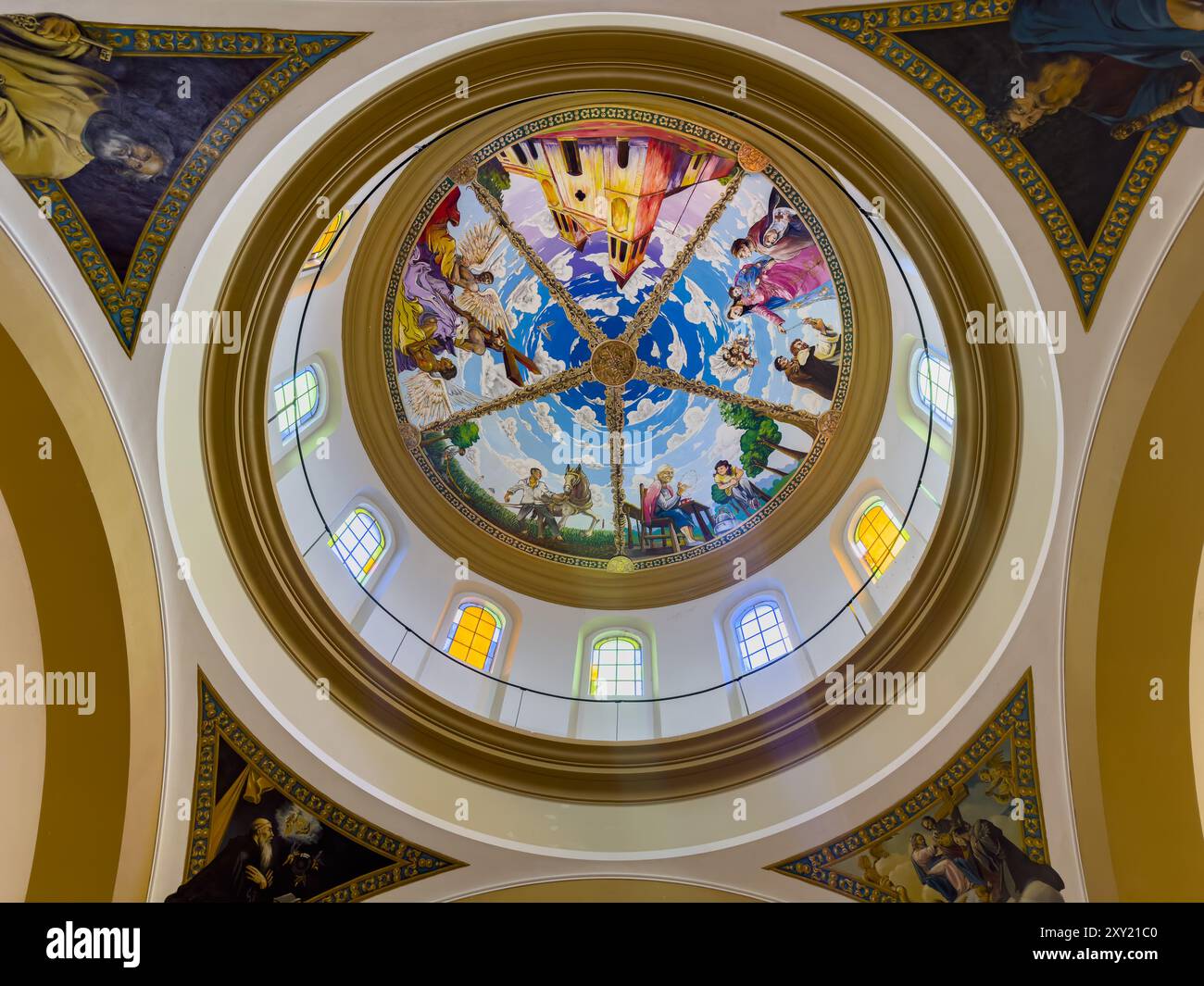 Interno della cupola e soffitto nella Chiesa di nostra Signora del Rosario, Monteros, Argentina. La cupola è dipinta sia con scena biblica che locale Foto Stock