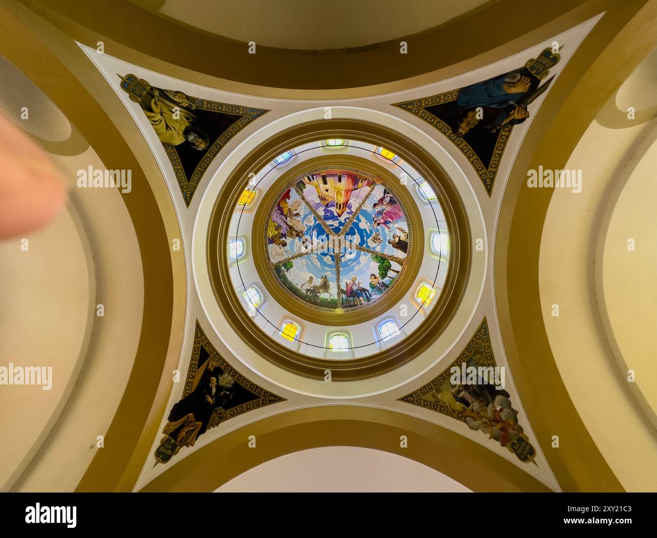 Interno della cupola e soffitto nella Chiesa di nostra Signora del Rosario, Monteros, Argentina. La cupola è dipinta sia con scena biblica che locale Foto Stock