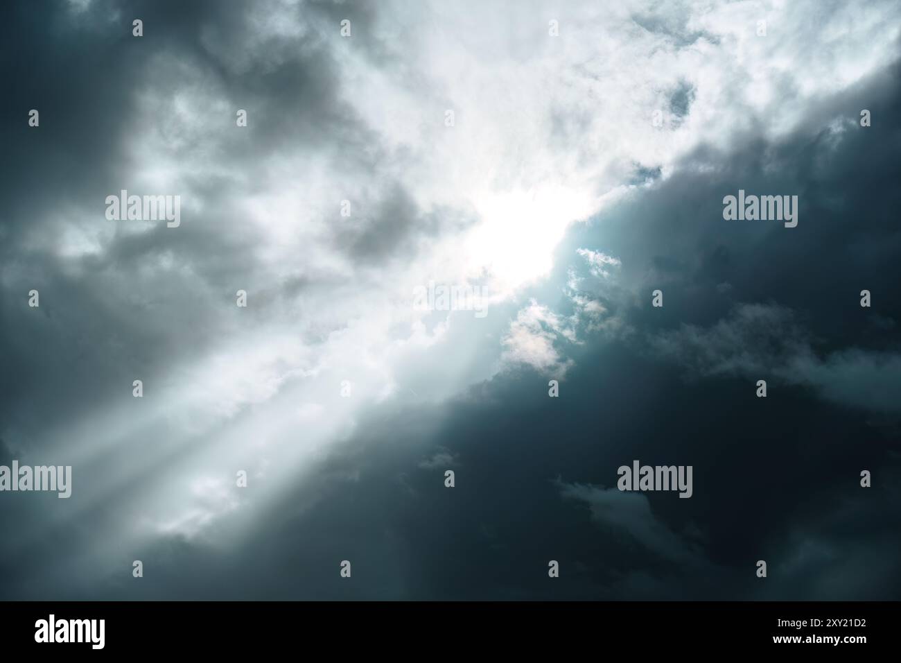 Il raggio di sole splende attraverso il cielo nuvoloso della tempesta Foto Stock