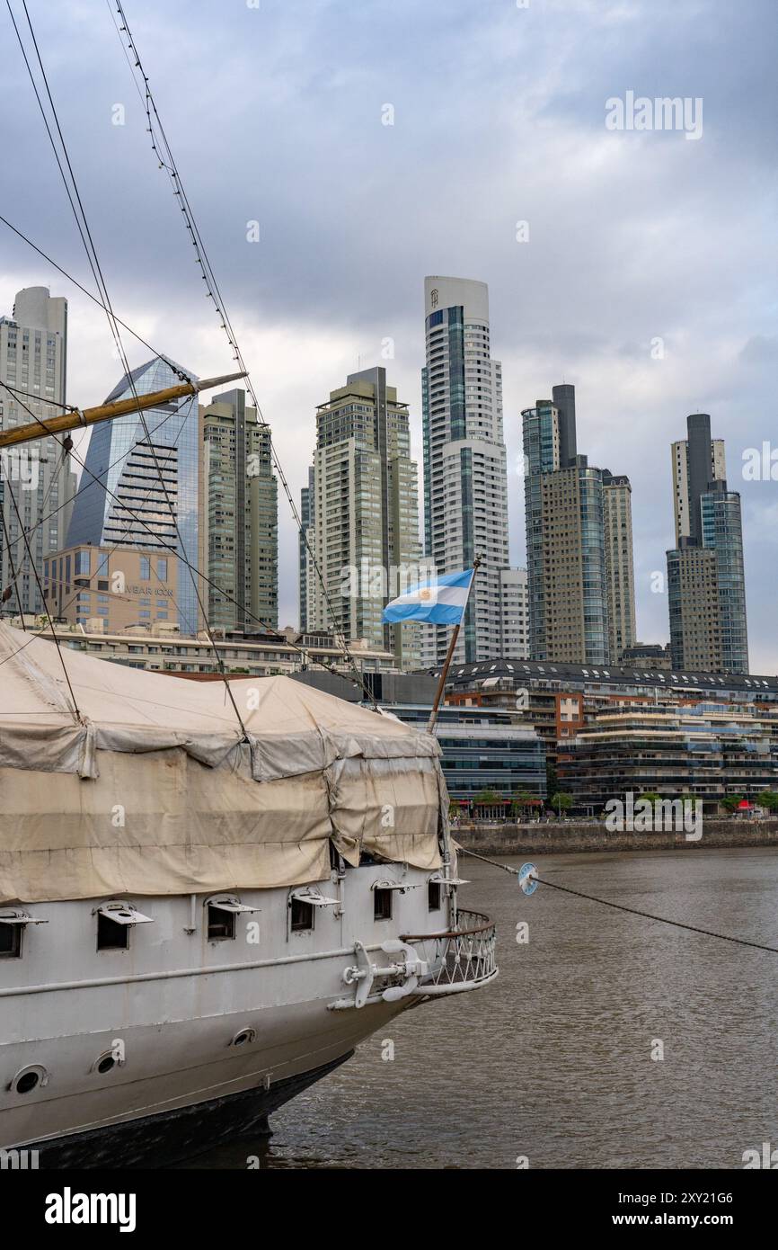 Vista dettagliata della poppa dell'ARA Presidente Sarmiento, una nave museo a Puerto Madero, Buenos Aires, Argentina. Dietro c'è lo skyline di Puerto ma Foto Stock