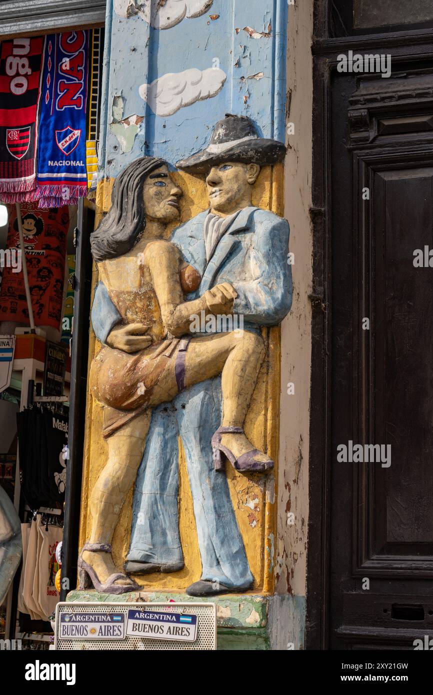 Una scultura in bassorilievo di ballerini di tango di fronte a un negozio di souvenir a Caminito, la Boca, Buenos Aires, Argentina. Foto Stock