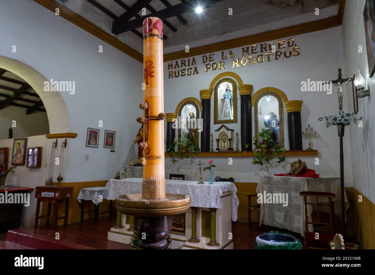 Una candela pasquale nella Chiesa di nostra Signora della Misericordia a El Naranjo, Argentina. Foto Stock