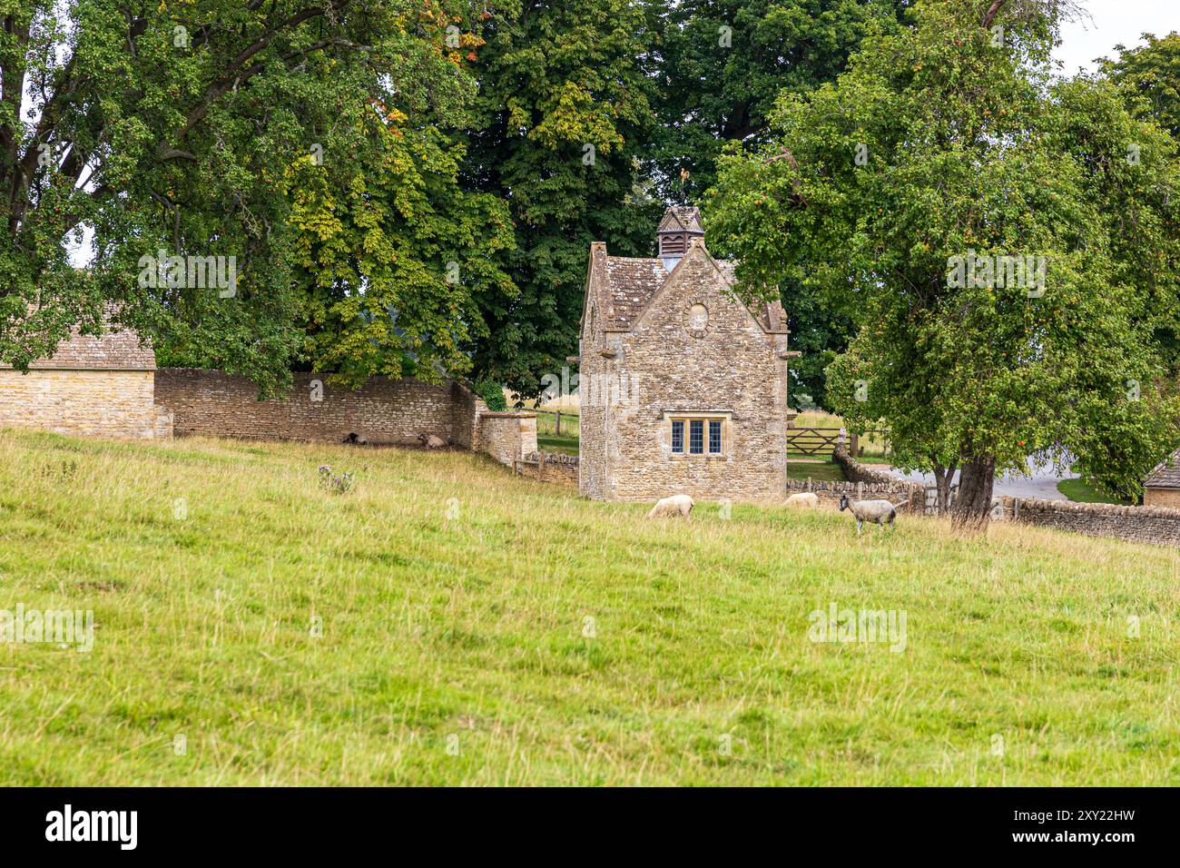 Un creamery costruito nello stile di una colombaia nel 1917 da Sir Edwin Lutyens a Bowl Farm vicino al villaggio Cotswold di Lower Swell, Gloucestershire, Regno Unito Foto Stock