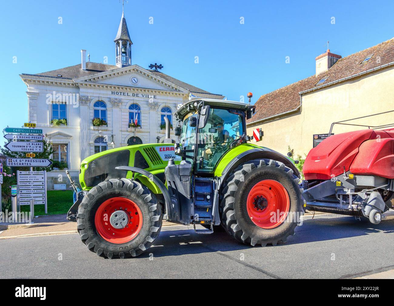 Claas 920 Axion, macchine per il traino di trattori agricoli attraverso il centro città - Preuilly-sur-Claise, Indre-et-Loire (37), Francia. Foto Stock