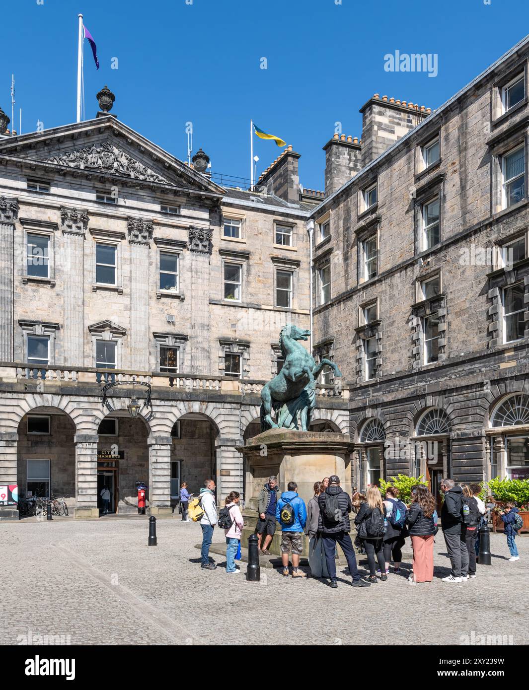 Tour di gruppo presso la statua di Alexander e Bucephalus a Chambers Court, Edimburgo, Scozia, Regno Unito Foto Stock