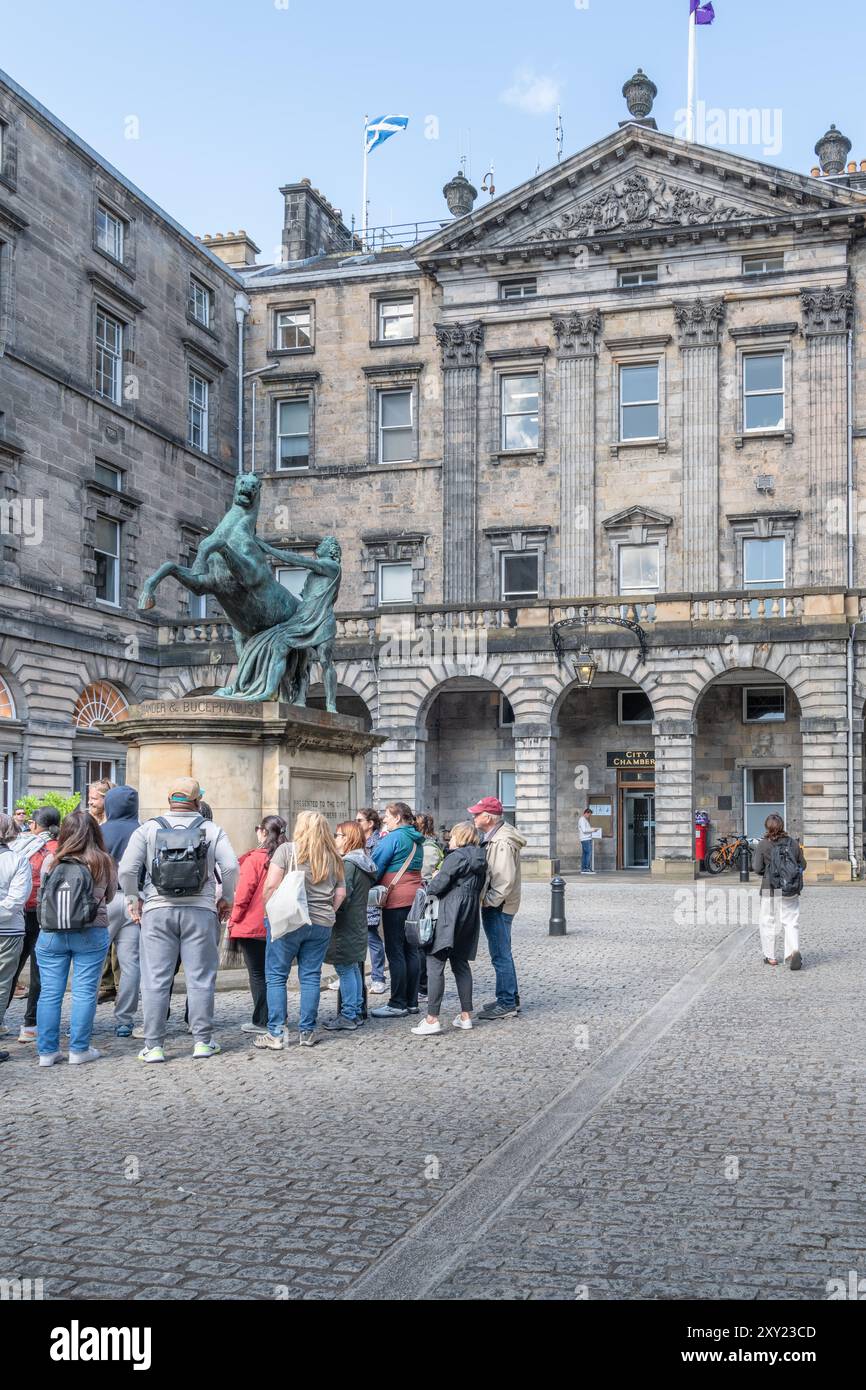 Tour di gruppo presso la statua di Alexander e Bucephalus a Chambers Court, Edimburgo, Scozia, Regno Unito Foto Stock